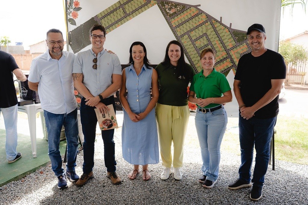 Prefeita Flávia Moretti cumprimentou os executivos Jayne Ferrari (Grupo Trinus.Co.) e João Henrique Gontijo (JHG Urbanismo) pelos investimentos feitos em Várzea Grande - Foto: Guilherme Araújo Fotografia & Filme