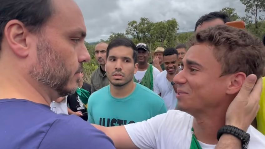 Carlos Bolsonaro se une a Nikolas Ferreira em caminhada até Brasília