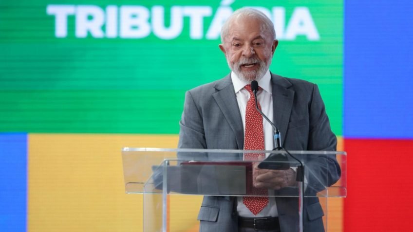 Enquanto estiver vivo, quem destruiu esse país não volta, diz Lula