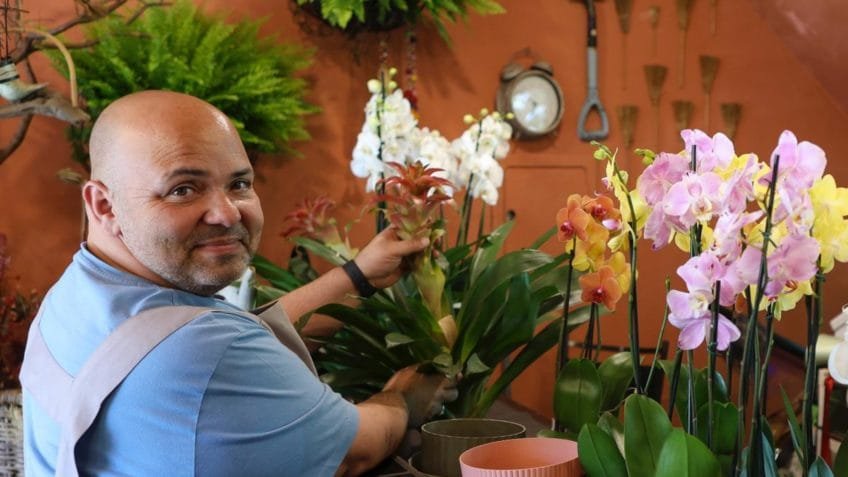 Floricultor que começou em casa mantém negócio há 27 anos