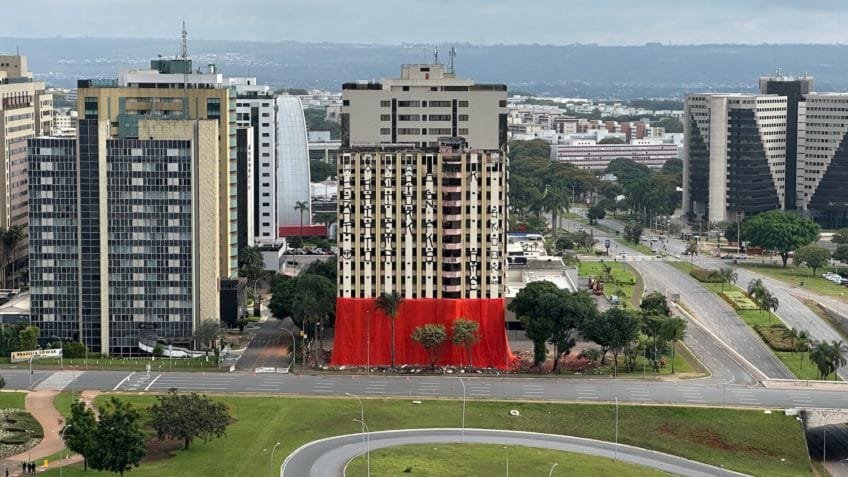 Torre Palace Hotel é implodido neste domingo em Brasília