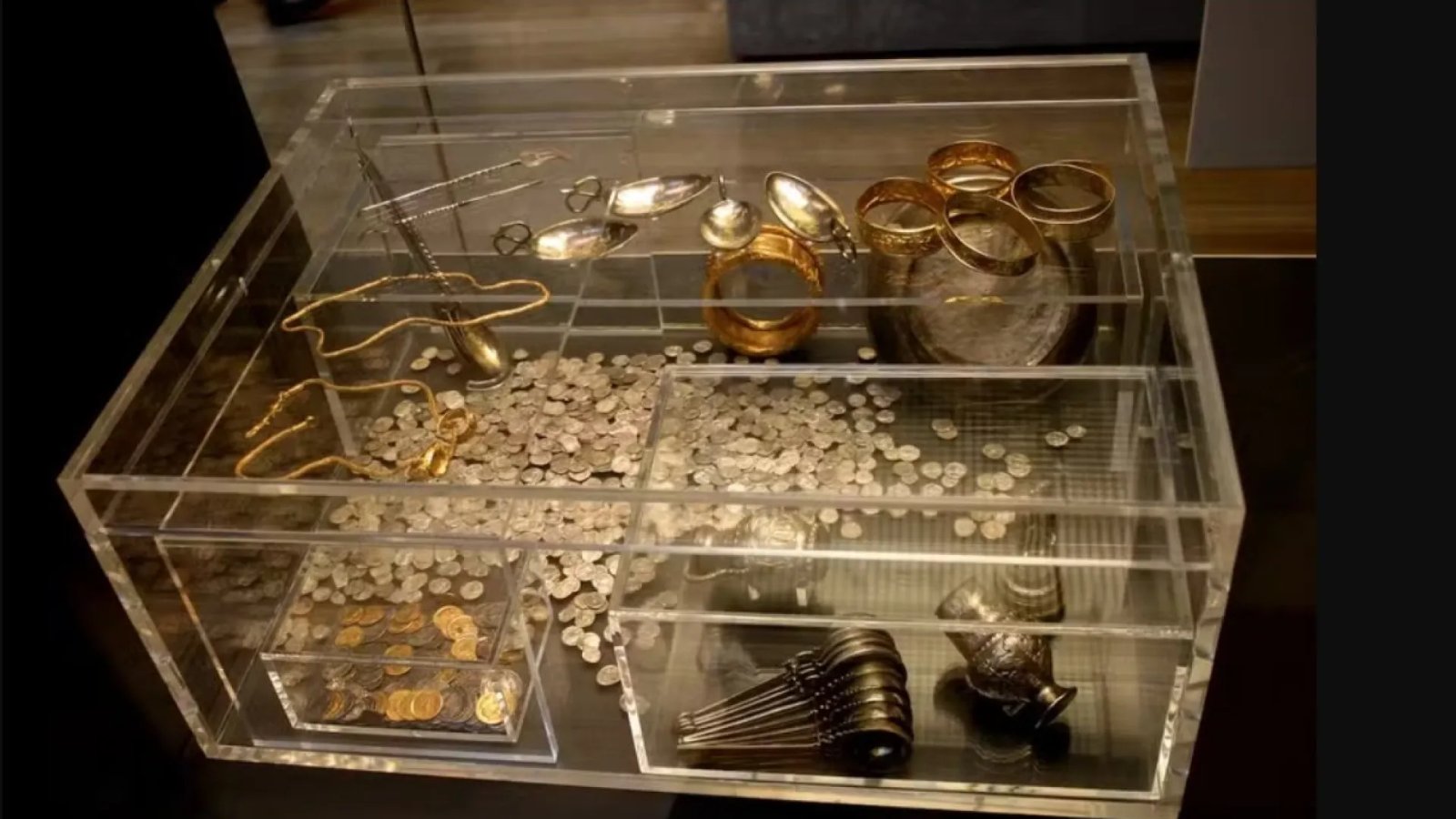 Homem encontra tesouro romano antigo de R$ 34 milhões no quintal de casa