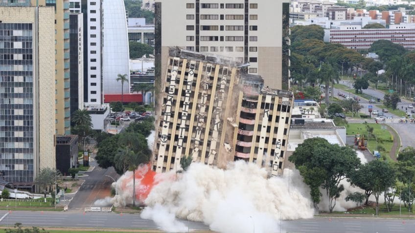 Assista ao momento em que Torre Palace é demolido em Brasília
