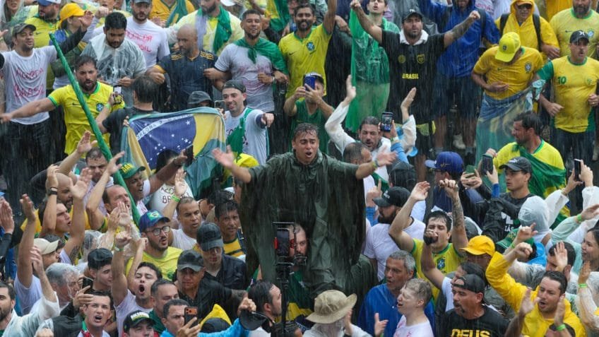 Nikolas encerra caminhada de 240 km por liberdade de Bolsonaro em Brasília