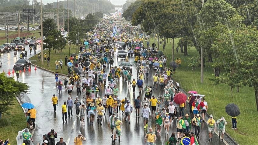 Caminhada de Nikolas reúne 18.000 pessoas em Brasília, diz USP