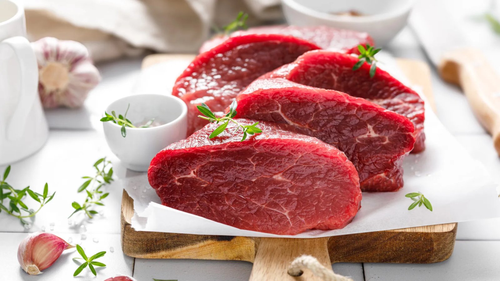 Esta é a única coisa que nunca deve fazer antes de cozinhar carne