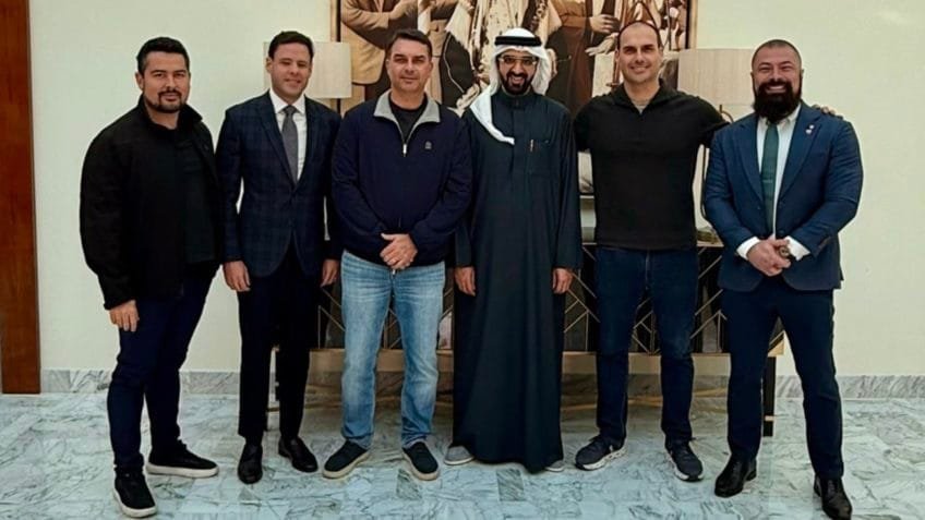 Comitiva de Flávio Bolsonaro é recebida pela família real do Bahrein