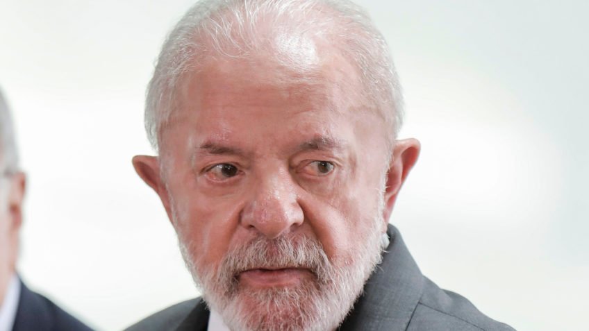 Lula tem "evolução satisfatória" depois de cirurgia, diz Planalto
