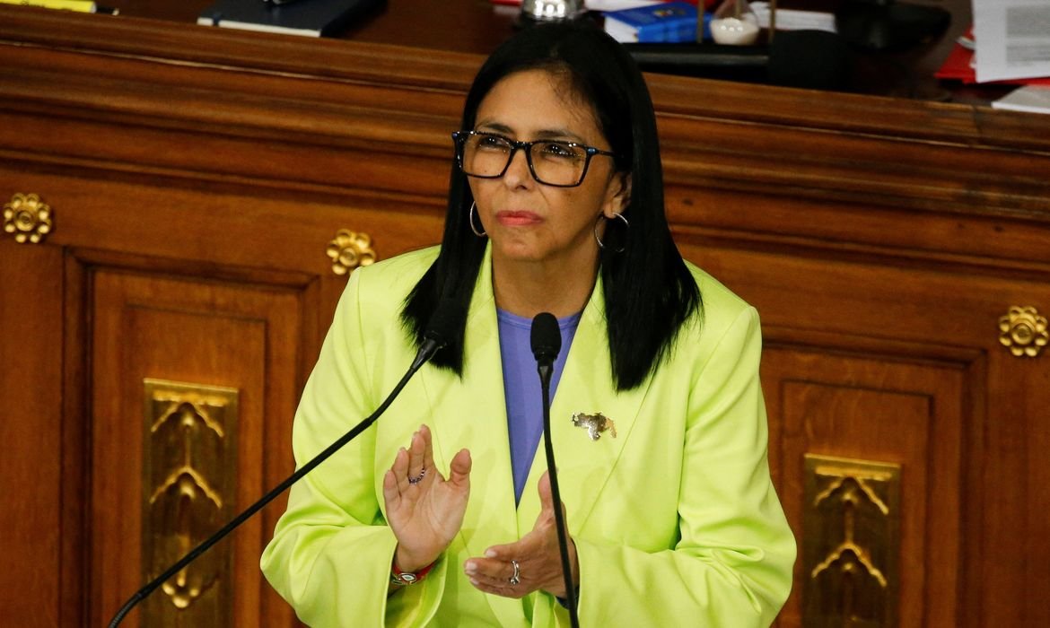 Delcy Rodríguez apresenta proposta de anistia geral na Venezuela