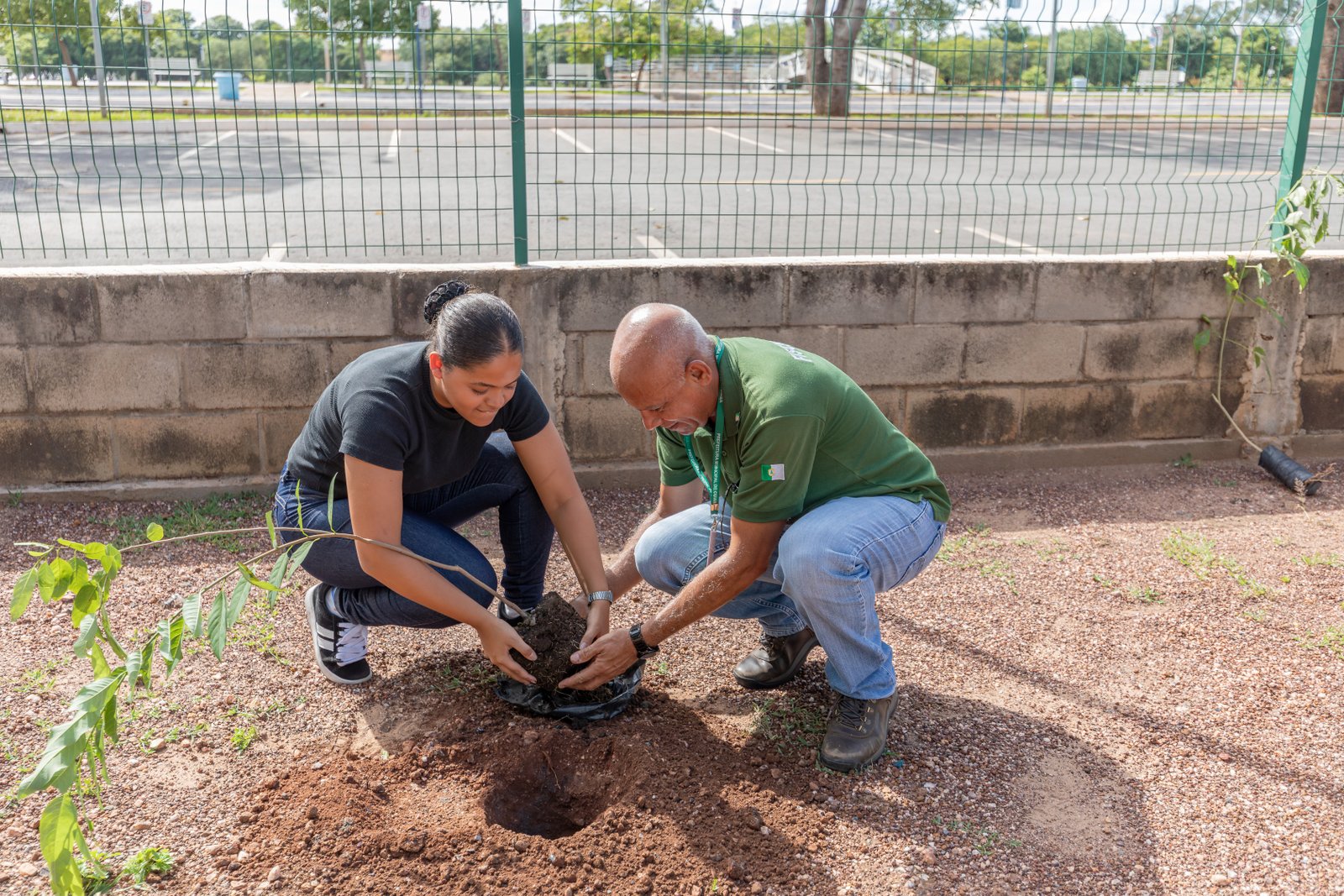 Projeto “Tia Nair Mais Verde” avança com plantio de 30 mudas no Parque