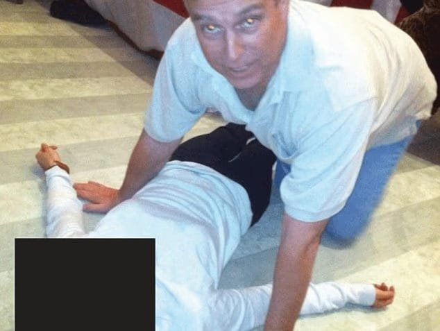 Ex-príncipe Andrew aparece em documentos de Epstein