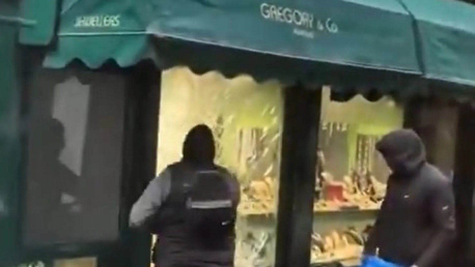 Dois homens assaltam joalheria em plena luz do dia em Londres; vídeo