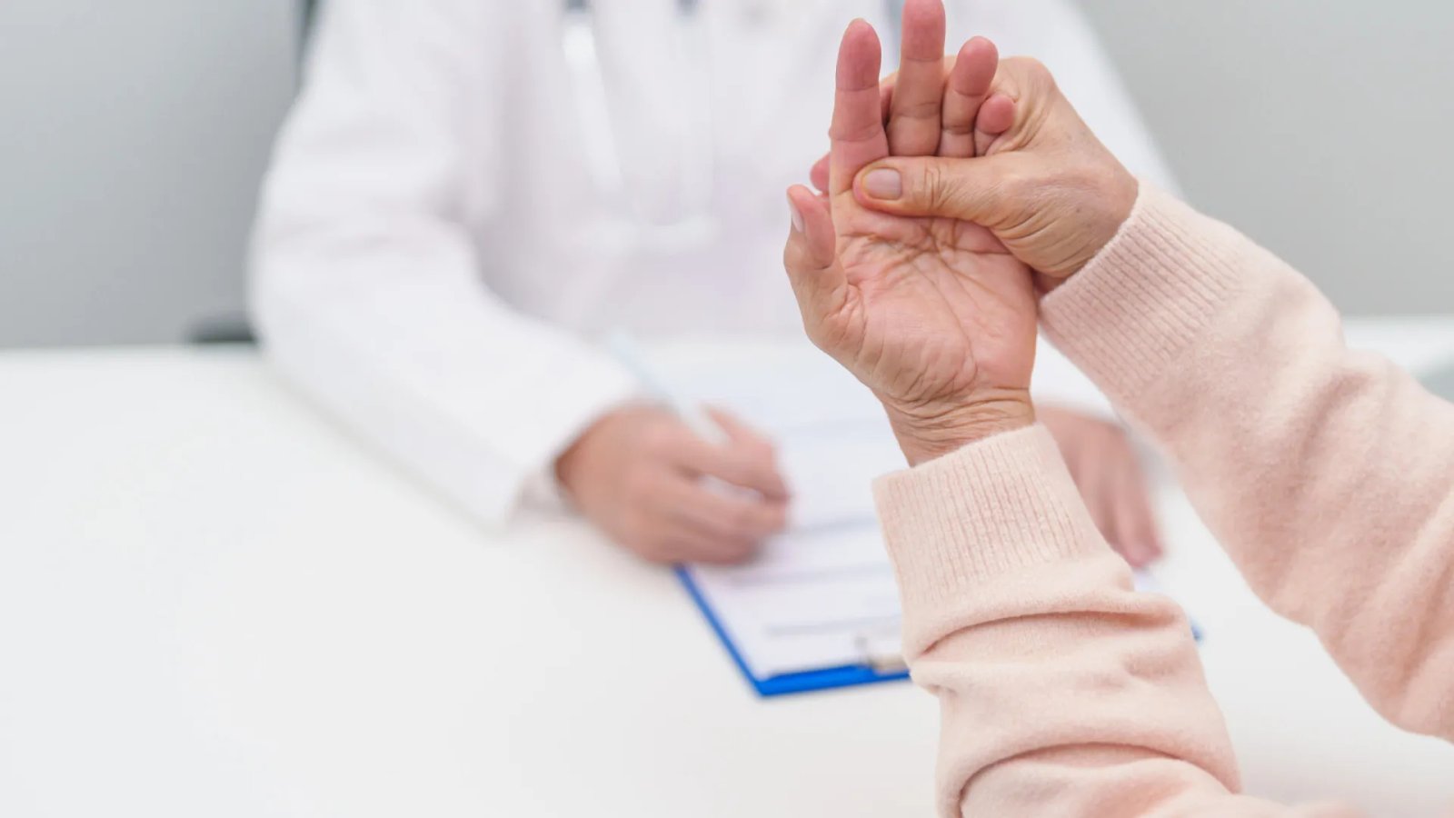 Exame de sangue pode identificar Parkinson até 20 anos antes dos sinais