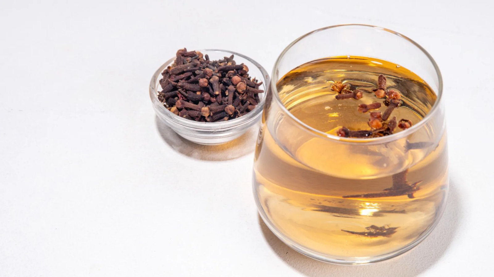 Tome água com cravo antes de dormir e veja os benefícios para o corpo