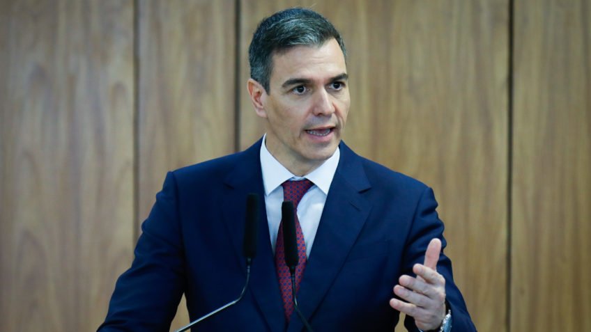 Premiê espanhol defende regularização de 500 mil imigrantes