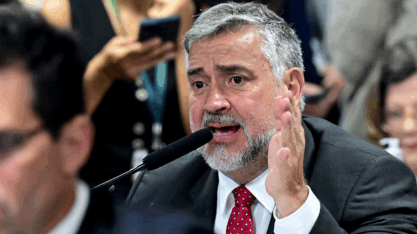 Pimenta lembra sátira carnavalesca a Bolsonaro para defender Rosas de Ouro