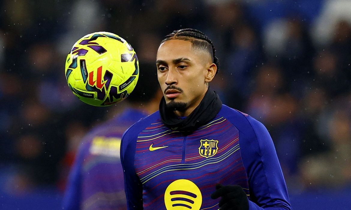 Raphinha desfalca Barcelona por uma semana devido à lesão na perna