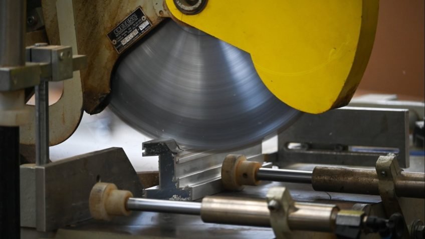 Produção industrial desacelera e cresce só 0,6% em 2025