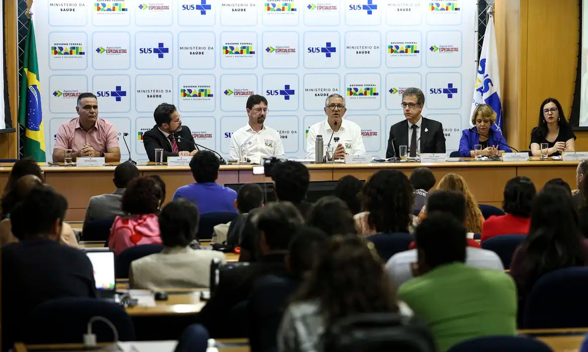 Saúde anuncia 3 mil vagas de residência e 900 para especialistas