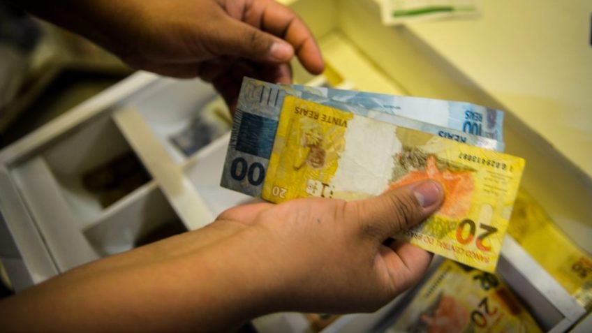 Renda real das famílias deve crescer 4,5% em 2026, diz XP