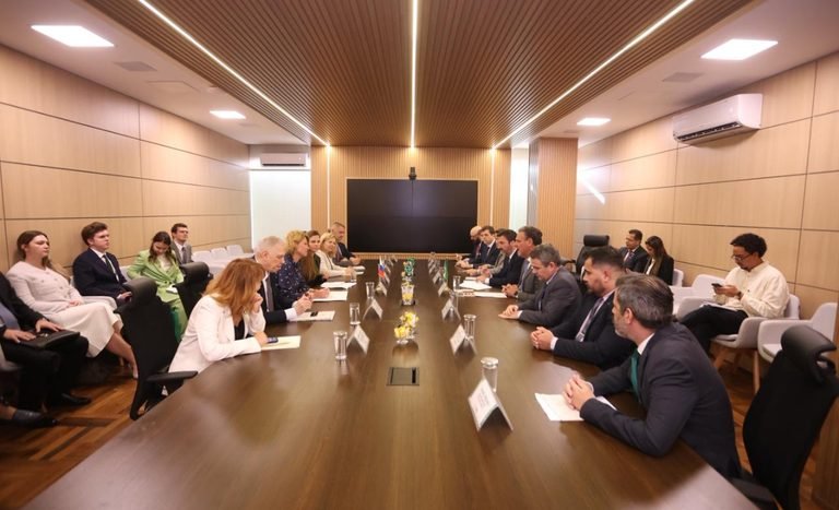 Ministro Fávaro realiza bilateral com ministra da Agricultura da Rússia