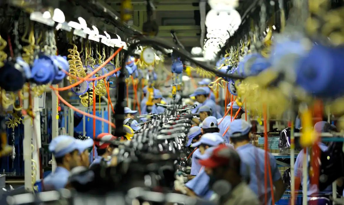 Desaceleração da produção industrial é sintoma de uma economia fragilizada, alerta CNI