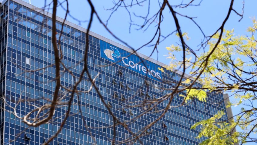 Correios contratam advogados por R$ 800 mil sem licitação