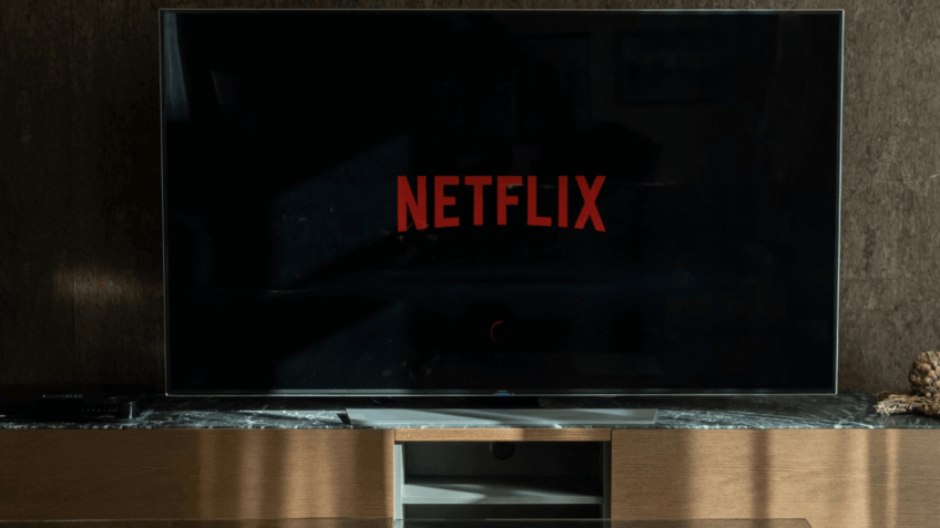 Netflix é processada em R$ 10 mi por proibir partilha de senhas