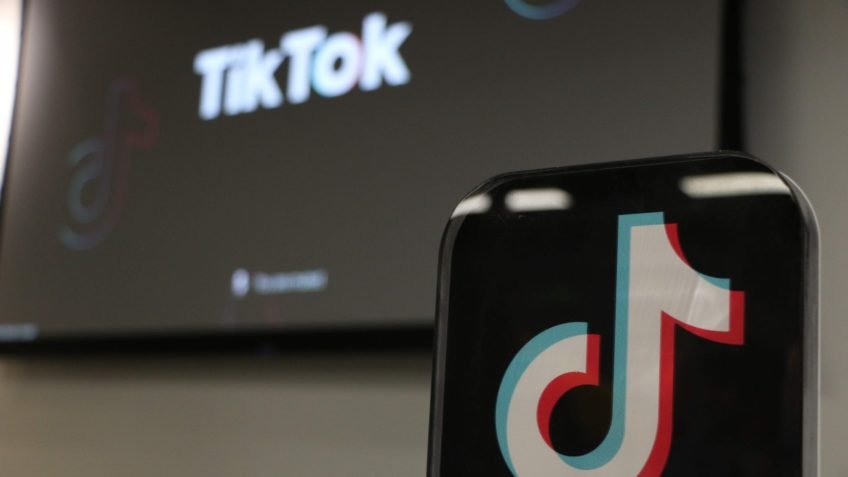 UE diz que TikTok tem recursos viciantes e exige mudanças no aplicativo