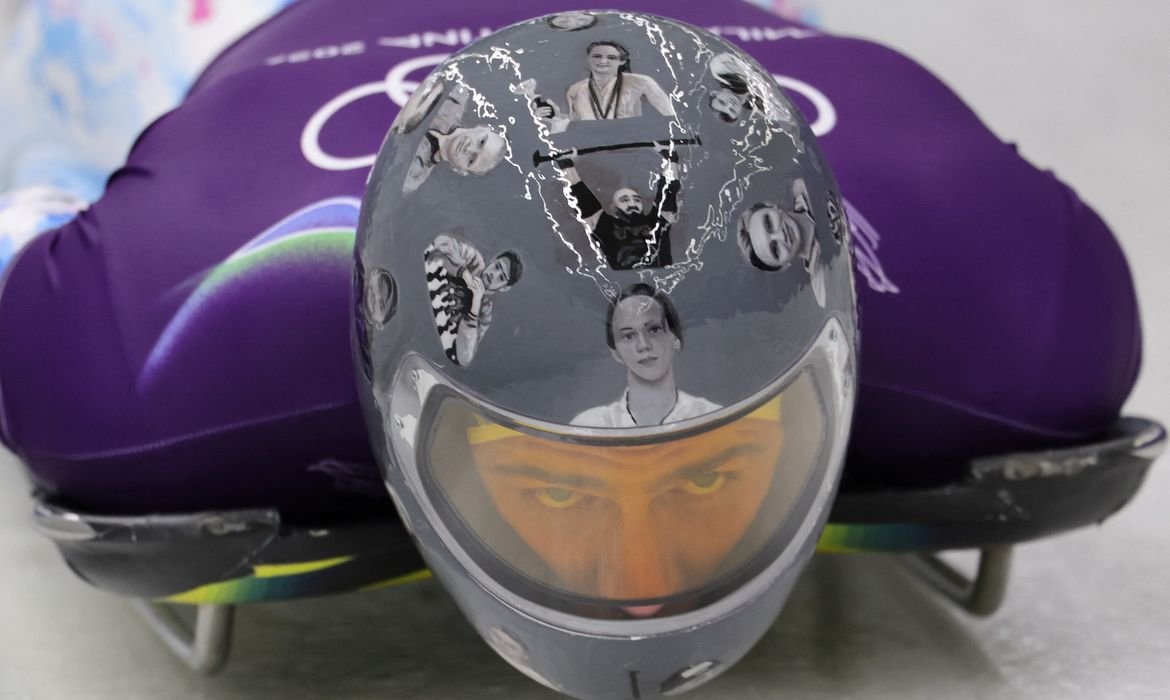 Ucraniano homenageia atletas mortos na guerra com imagens em capacete