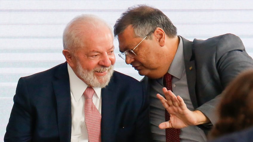 Lula tenta ganhar tempo para negociar vetos a supersalários no Congresso