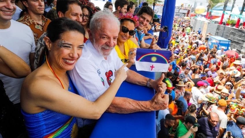 Raquel Lyra e João Campos disputam a atenção de Lula no Carnaval em PE