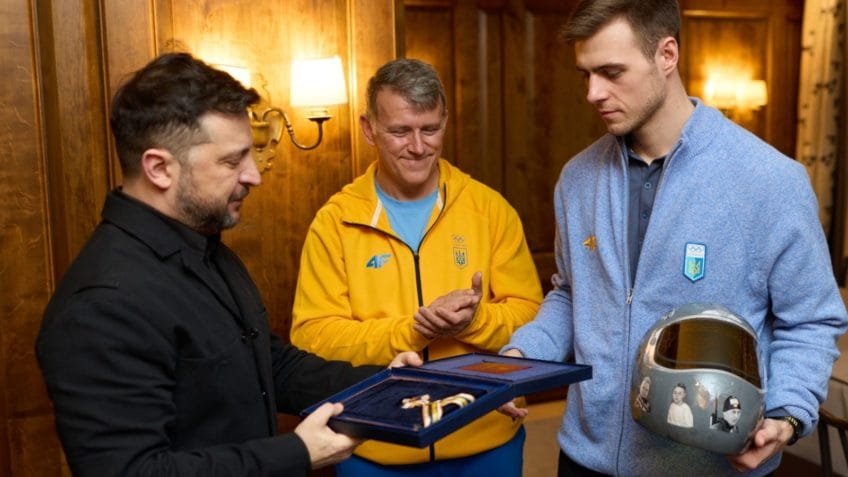 Zelensky homenageia atleta ucraniano banido dos Jogos de Inverno