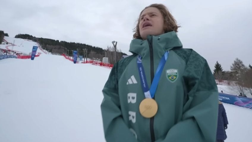 Brasileiro leva ouro inédito, chora e não consegue cantar o Hino