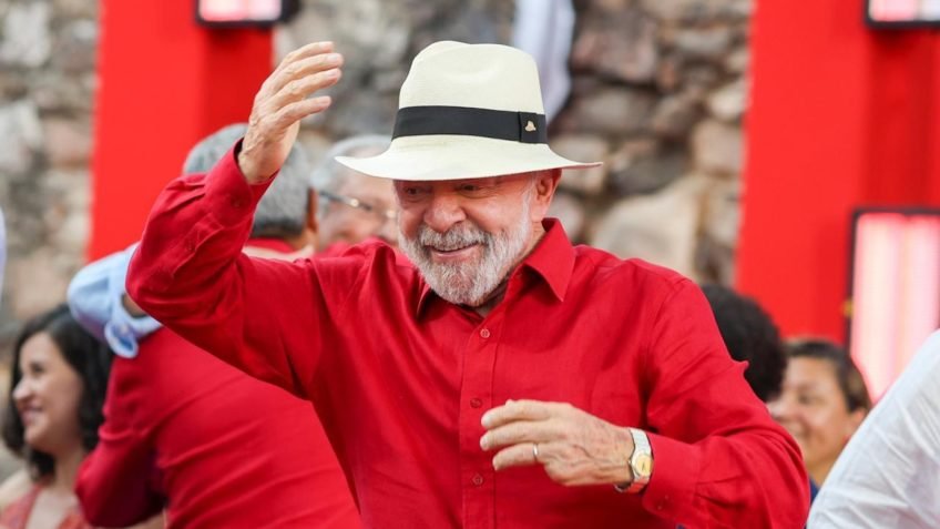 Lula acompanha desfile em sua homenagem na Sapucaí neste domingo