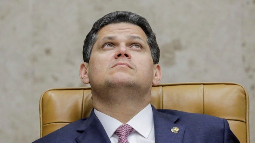 Mudança na relatoria do Master pressiona Alcolumbre