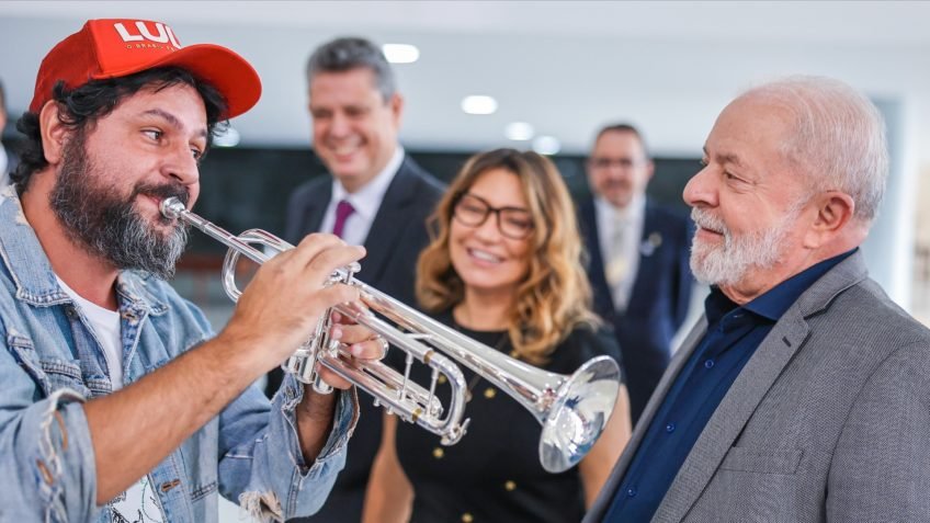 Trompetista que tocou contra Bolsonaro participa de desfile por Lula