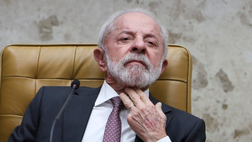 Oposição critica desfile em homenagem a Lula na Sapucaí