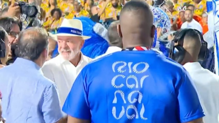 Lula cumprimenta mestre-sala e porta-bandeira da Acadêmicos de Niterói