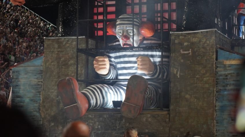 Desfile pró-Lula tem palhaço preso em alusão à Bolsonaro