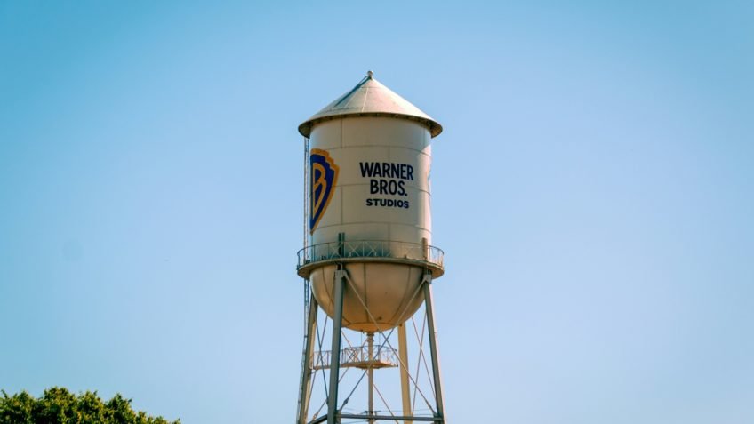 Warner avalia retomar negociação de venda com a Paramount
