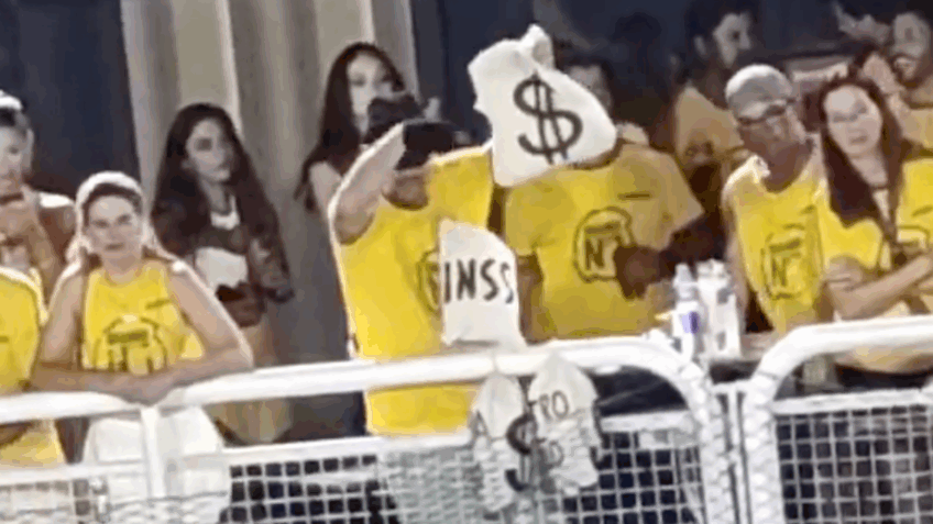 Homem protesta contra Lula durante desfile da Acadêmicos de Niterói