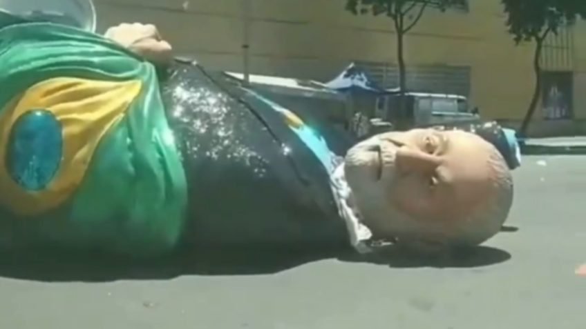 Boneco gigante de Lula é arrastado depois de desfile na Sapucaí
