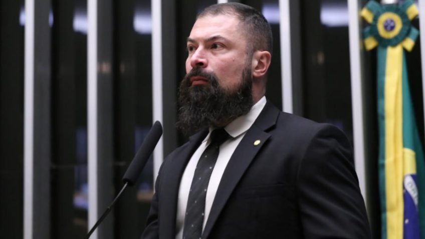 Deputado da bancada da bala propõe porte de arma para pessoas trans