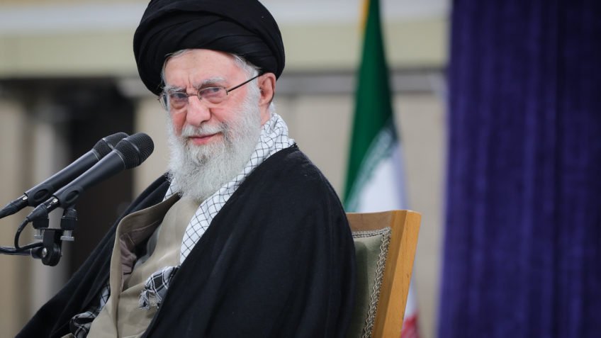 Khamenei ameaça Trump e diz que regime do Irã não será derrubado