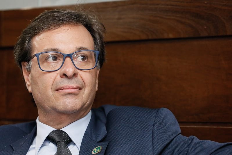 Ex-ministro de Bolsonaro posta vídeo distribuindo adesivos de Flávio