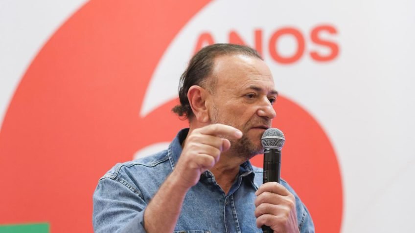 PT avalia ação contra adesivo de Flávio 2026