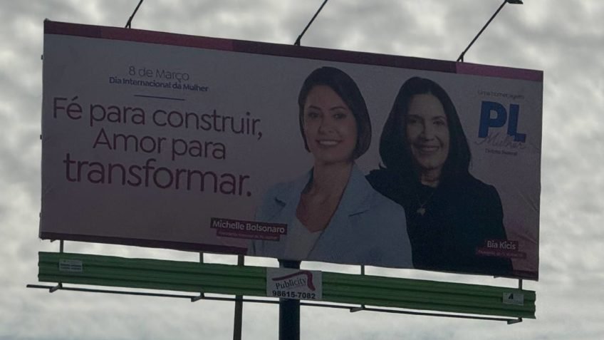 Em Brasília, PL expõe outdoor com Michelle e Bia Kicis pelo 8 de Março