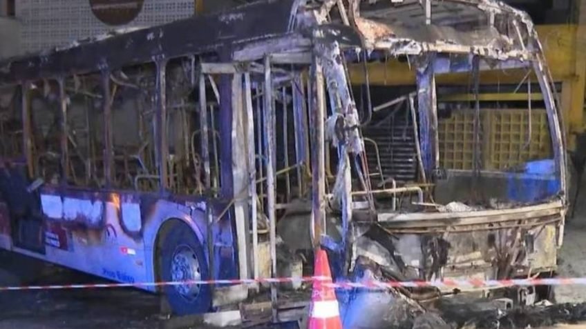 Grupo incendeia ônibus na avenida Guarapiranga em São Paulo