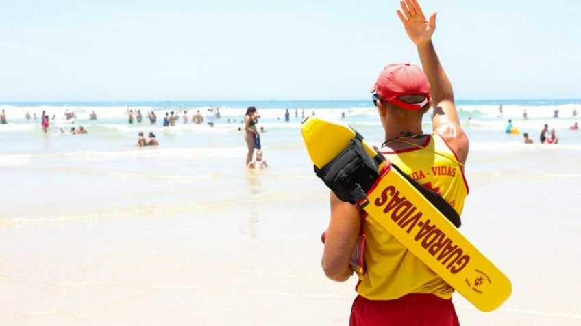 Bombeiros resgatam 348 pessoas de afogamento no Carnaval em SP